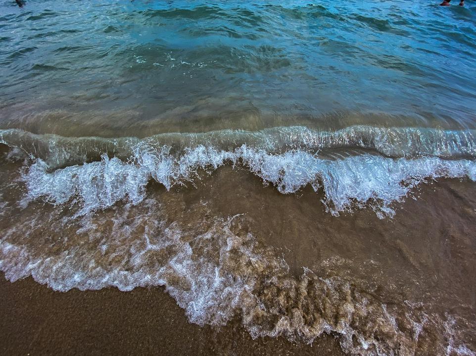 ocean waves crashing on shore during daytime
